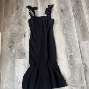 Veni Vidivici Elegant Black Dress With Adjustable Bow Straps